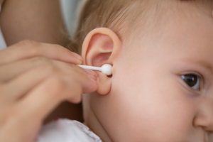 赤ちゃんの綿棒をしている画像